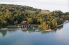 Потрясающий замок на берегу Женевского озера