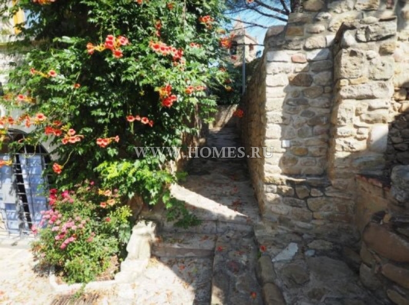 Каменный дом в привилегированном районе Эмпорда